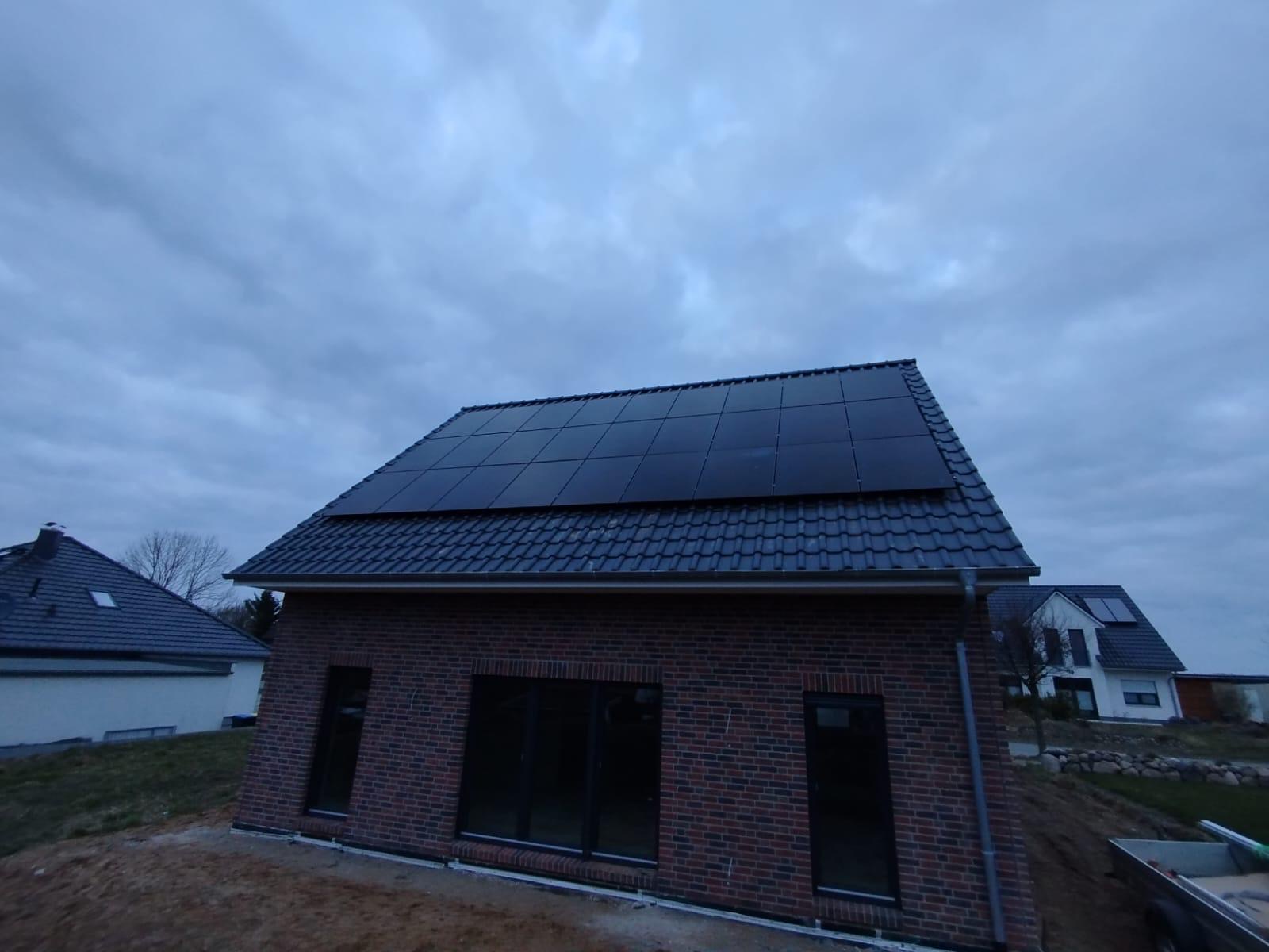 Neubau mit schwarzer Photovoltaikanlage in NRW